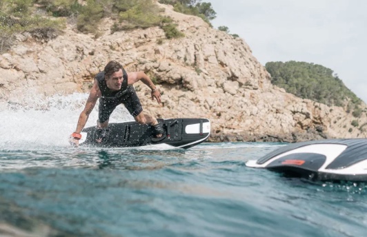 SFRECCIARE SULL'ACQUA CON UN SURF ELETTRICO 3 IMG 0191 4