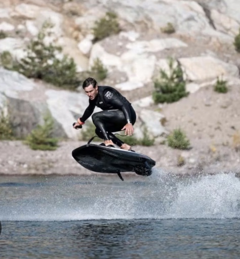 SFRECCIARE SULL'ACQUA CON UN SURF ELETTRICO 1 IMG 0193 4