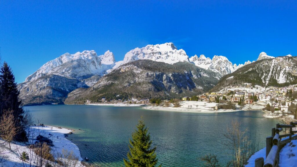SPECIALE CAPODANNO BENESSERE E NEVE SULLE DOLOMITI DEL BRENTA A MOLVENO 1 copertina ski area pradel RS517378 C 5675 molveno con lago inverno fr01 Pano