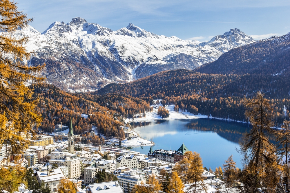 SPECIALE CAPODANNO IN VALTELLINA TRA IL LAGO DI COMO E SAINT MORITZ A DUBINO  1 shutterstock 2126475068