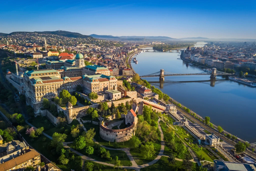 SPECIALE TOUR MERCATINI DI NATALE A BUDAPEST 1 aerial skyline view of budapest at sunrise with szechenyi chain bridge veVkTbtUg