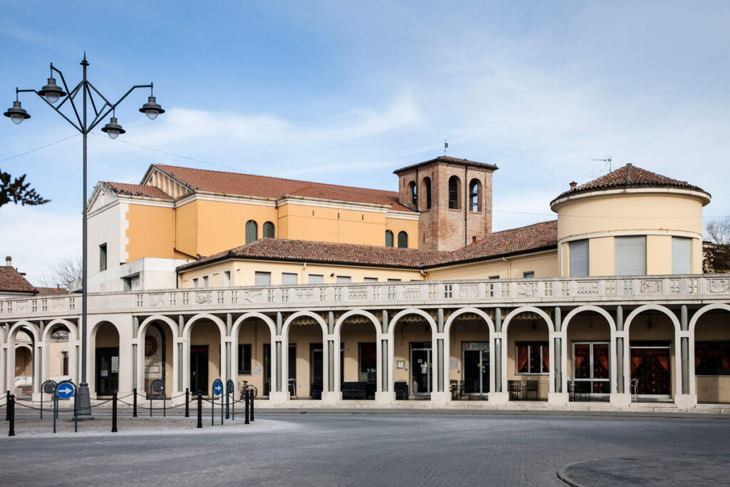 TOUR IN BICI PER GRUPPO E FAMIGLIA ALLA SCOPERTA DELLA PIANURA FERRARESE 2 Portico di Piazza Italia